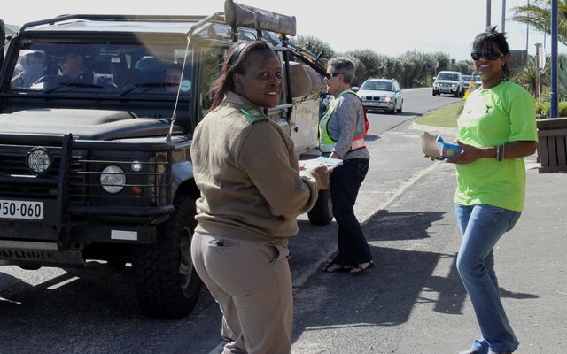 Soos gebruiklik is besoekers en vakansiegangers weer met ‘n “Vriendelike Padblokkade” deur Gansbaai Toerisme, Gansbaai Polisiëringsforum, verkeersdienste en Gansbaai SAPD verwelkom. Enkele geskenkpakkies en inligtingsbrosjures is aan inkomende besoekers oorhandig, met goeie wense vir ‘n aangename verblyf in Gansbaai en omgewing. (Foto: Brenda du Toit)